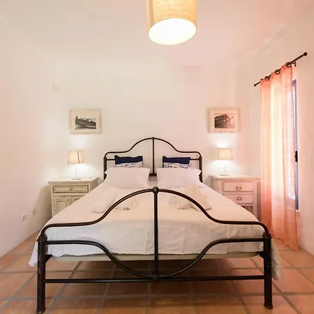 Lotus Verde - Spacious 6 Bedroom In Aroeira - Pool Table And Private Pool Villa