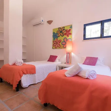 Lotus Verde - Spacious 6 Bedroom In Aroeira - Pool Table And Private Pool Villa *