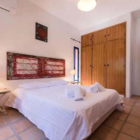 Lotus Verde - Spacious 6 Bedroom In Aroeira - Pool Table And Private Pool Villa